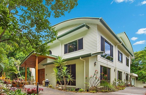 Fingal Head House | Dreamtime Escape - 6 bedroom luxury holiday home on Dreamtime Beach Fingal with Wi-Fi Inc.