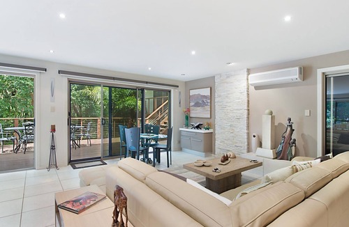 Fingal Head House | Dreamtime Escape - 6 bedroom luxury holiday home on Dreamtime Beach Fingal with Wi-Fi Inc.