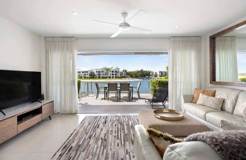 Noosaville Apartment | Driftwood 6 - Private Beach Stay