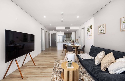 Southport Apartment | Dual Master Suites Near Broadwater High-Floor View