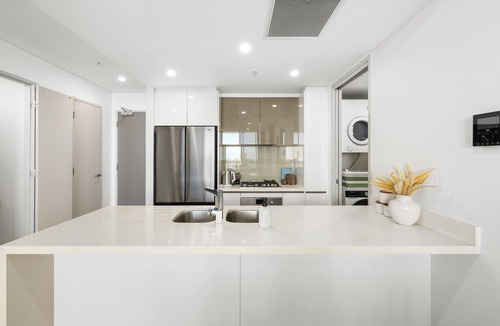 Southport Apartment | Dual Master Suites Near Broadwater High-Floor View