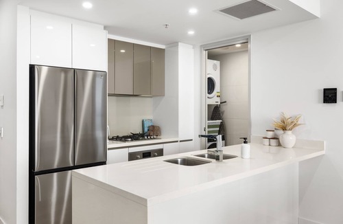 Southport Apartment | Dual Master Suites Near Broadwater High-Floor View