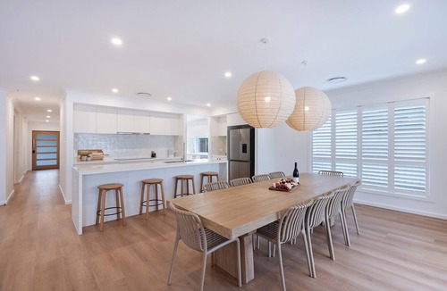 Vincentia House | Dune Jervis Bay: Luxury brand new beach house: Short walk to white sand beaches
