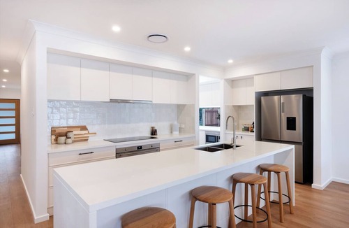 Vincentia House | Dune Jervis Bay: Luxury brand new beach house: Short walk to white sand beaches