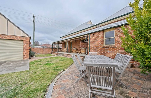 Bathurst House | Dunkley House | 1895 Heritage CBD Stay, Sleeps 10