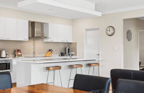 Dunsborough House | Dunsborough Drift ~ Close to Beach Family Escape
