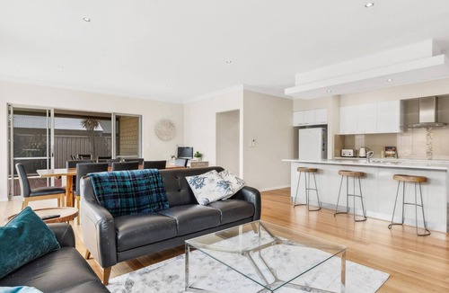 Dunsborough House | Dunsborough Drift ~ Close to Beach Family Escape