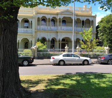 East Melbourne Apartment | East Melbourne City Studio - Amazing Location & Sunny Charm