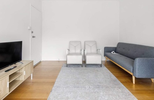 St. Kilda East Apartment | Eastside Tranquility A Serene Balcony Abode