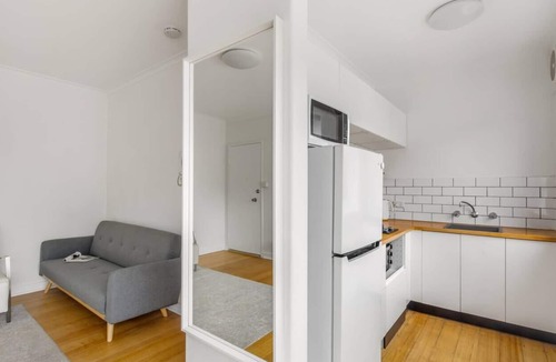 St. Kilda East Apartment | Eastside Tranquility A Serene Balcony Abode