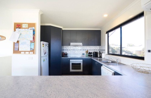 Cape Woolamai House | Easy Family Retreat – Beach, Shops and Cafés all a short walk away