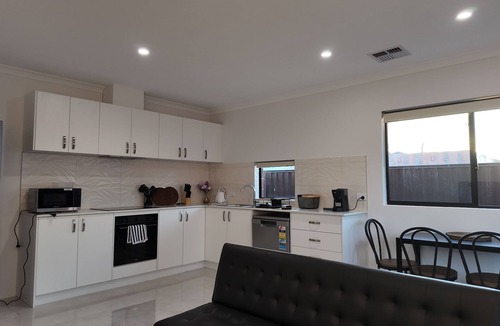 Wellard House | Eden Haven - Cozy Home In Wellard Near Train Station & Rockingham Beach