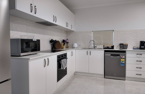 Wellard House | Eden Haven - Cozy Home In Wellard Near Train Station & Rockingham Beach