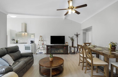 Joondalup House | Edgewater 3BR Home | Near ECU, Golf & Beaches
