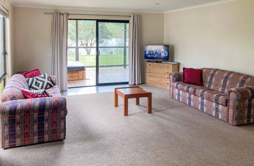 Bonnie Doon House | Eildon Views - Lake Front in Bonnie Doon