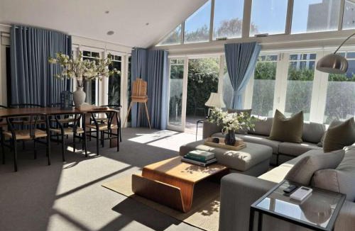 Ormond Villa | Elegant Art Deco Gem Cosy 3BR Retreat
