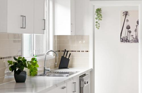 Botany House | Elegant Double Room at Botany - Mins to Airport - Shared Bathroom