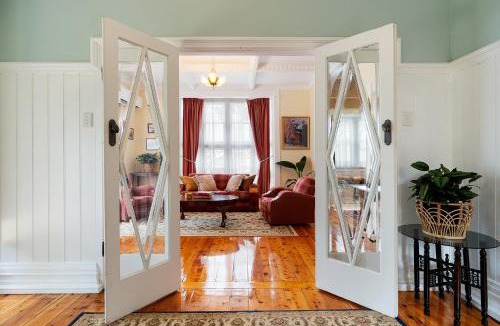 Castlemaine Apartment | Elegant Goldfields Retreat - Spa Bath & Privacy