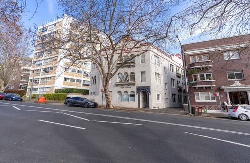 Woolloomooloo Apartment | Elegant Heritage Apartment with Water Views