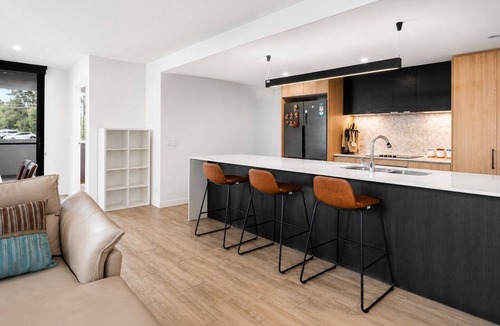 St. Lucia Apartment | Elevated 3-Bed Apartment Close to Brisbane River