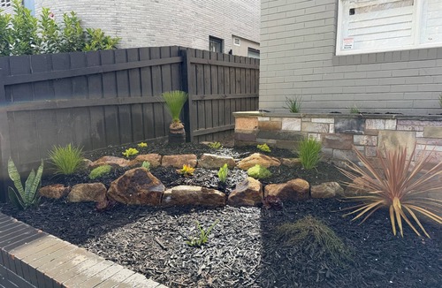 Elwood House | Elwood Retreat - Sauna, 4 bedrooms, large garden, close to shops, cafe, train
