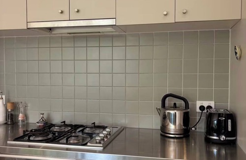 Elwood Apartment | Elwood spacious gem
