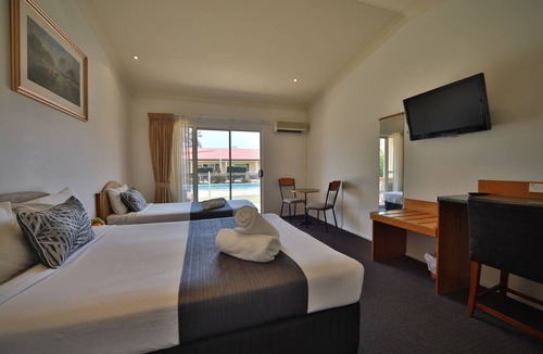 Emerald Hotel | Emerald Explorers Inn