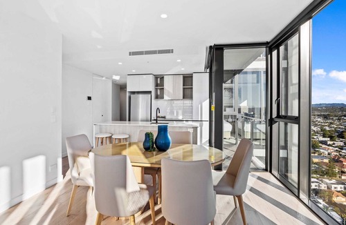 Burleigh Heads Apartment | Enjoy luxury just a stones throw from the beach!