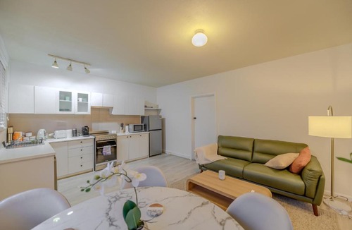Elwood Apartment | Entire Apartment Prime Elwood Location