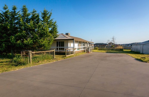 Beveridge House | Entire Home in Beveridge 10 guests, 4 bedrooms-7beds and 2baths