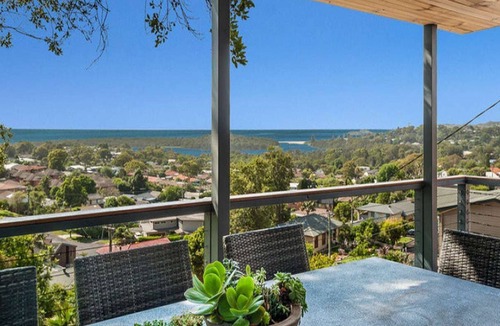 Wamberal Apartment | Entire Upper Deck - Million Dollar Views