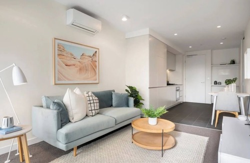 South Melbourne Apartment | Epic Cityscape View! 1 Queen Bed and 2 King Singles! Secure Basement Carpark!