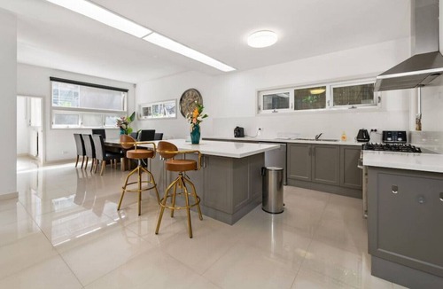 Canterbury Villa | Epic Grand Villa in Canterbury 7 BR Big Group