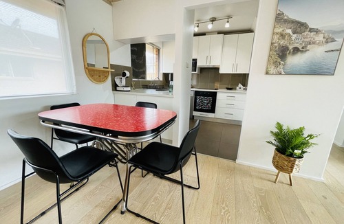 North Wollongong Apartment | Escape and relax at a lovely 2 bedroom unit, just 200m to beautiful North Beach!