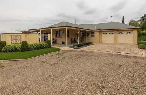Mount Panorama Cottage | Escape To Camellia Cottage For A Relaxing Bathurst