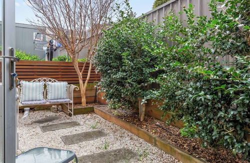 Ashfield Apartment | Esperanza Gardens A Stylish Victorian Studio