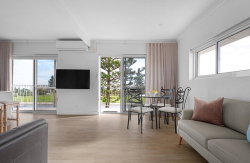 West Beach Apartment | Esplanade Apartments | Ocean View Beachfront | West Beach