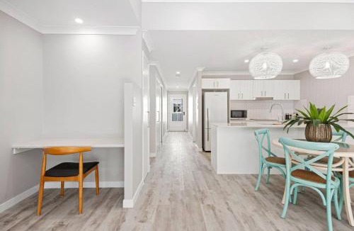 Urangan Apartment | 'Esplanade Escape' A Fresh Coastal Family Hideaway