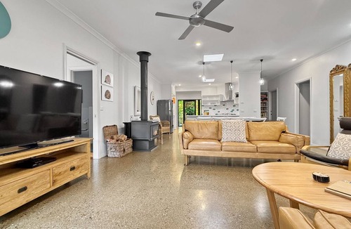 Bright House | Every bedroom has an ensuite - Huge pool - Close to town & river
