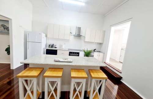 Maryborough Apartment | Exclusive location - 3-bedroom Unit in Maryborough CBD, 10ppl