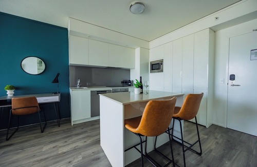 Bowen Hills Apartment | Exec Apt | Walk to RNA/King St + Pool/Gym/Parkng