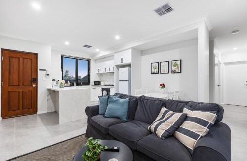 St James House | Executive Entire House-Walk to Curtin Uinversity-3x2 up for 4 People
