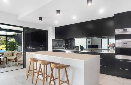 Maroochydore House | Executive modern waterfront house