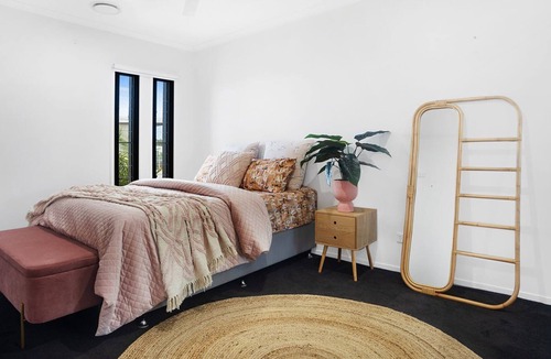 Maroochydore House | Executive modern waterfront house