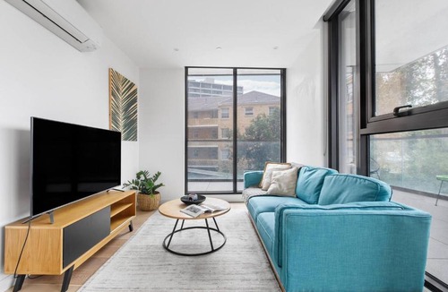 Melbourne Apartment | Executive Resort-Style Living at Leafy Albert Park