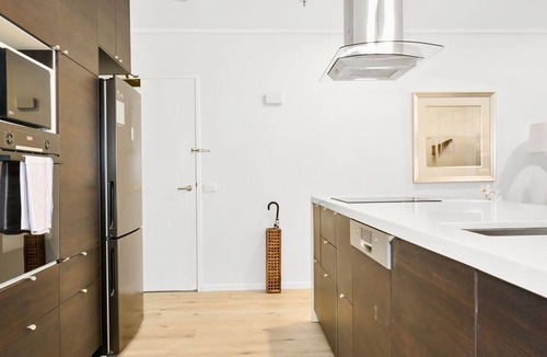 Chinatown Apartment | Exhibition St Retreat withParking