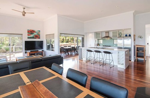 Wilyabrup House | Expansive valley views over Cape Naturaliste National Park
