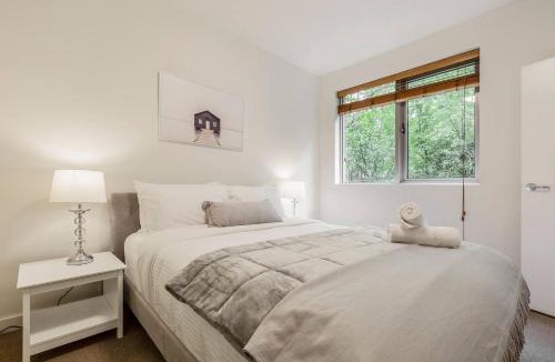 St Kilda Apartment | Experience the St Kilda Vibe from a Cosy Retreat