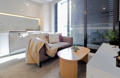 Footscray Apartment | Exquisite and warm 1BR nest in Footscray Pool Gym