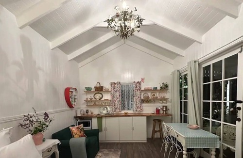 Gilston Cottage | Fairytale Cottage - 20 minutes drive to Broadbeach